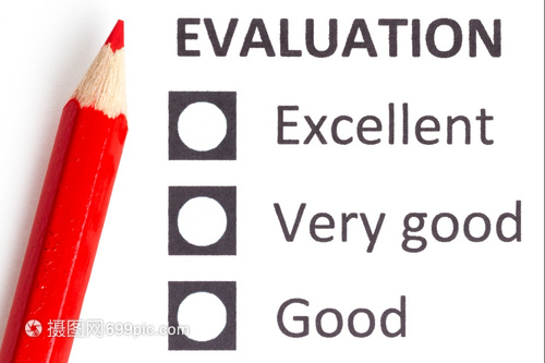 红铅笔放在评价表上选择优秀和